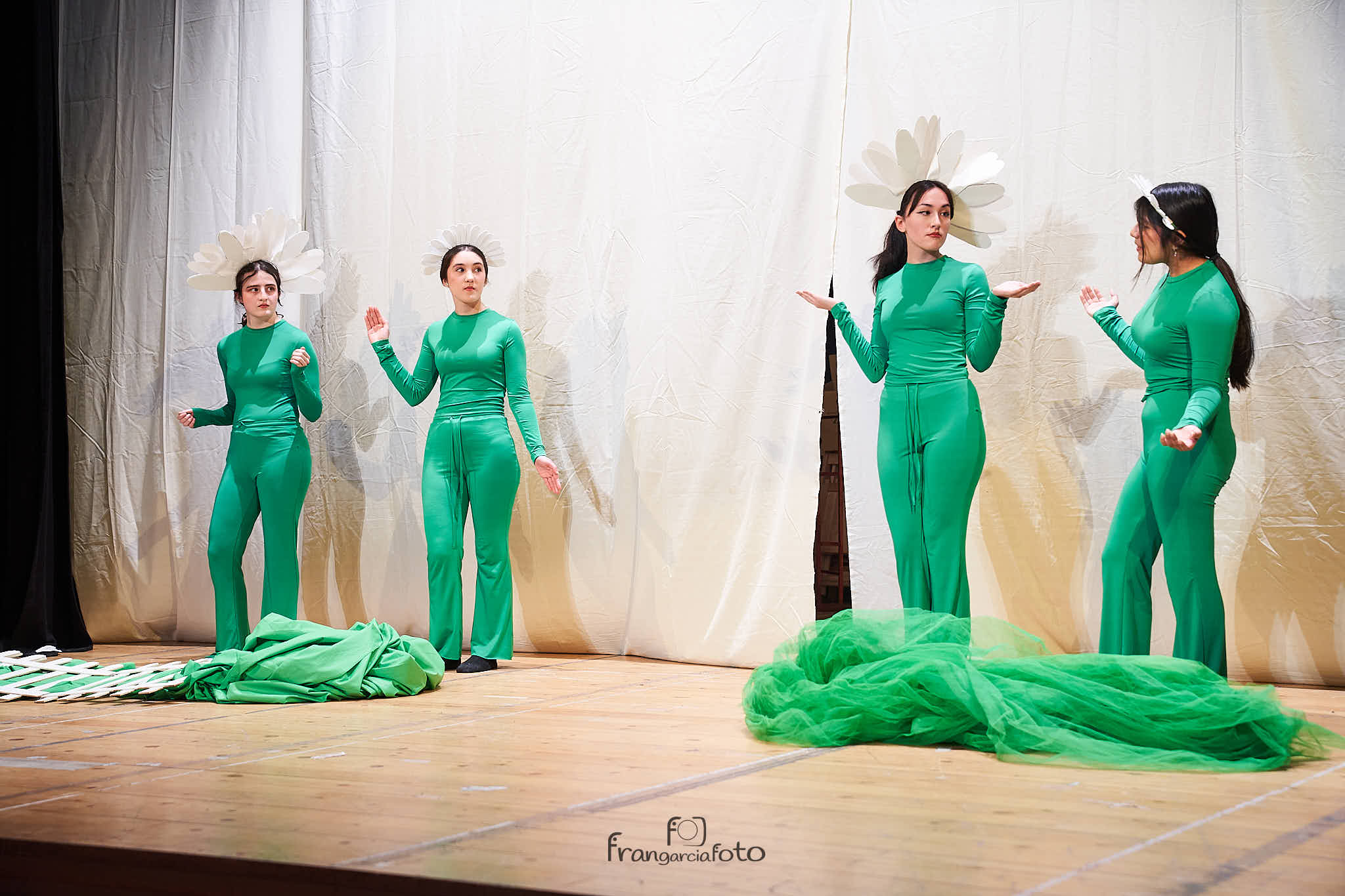 Grupo de jóvenes encima de un escenario