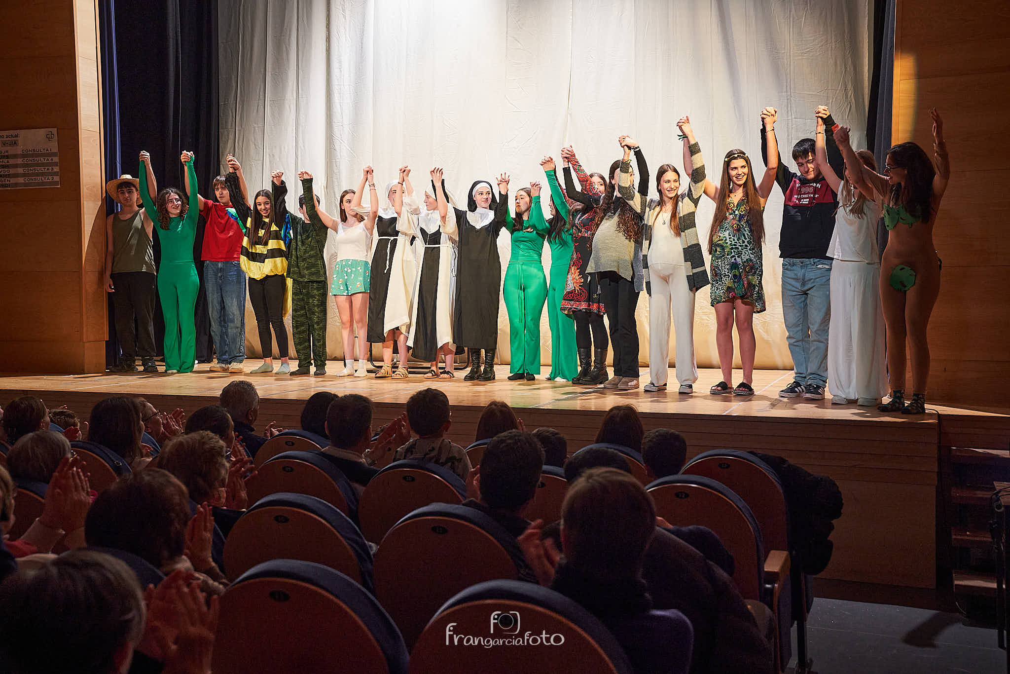 Grupo de jóvenes encima de un escenario