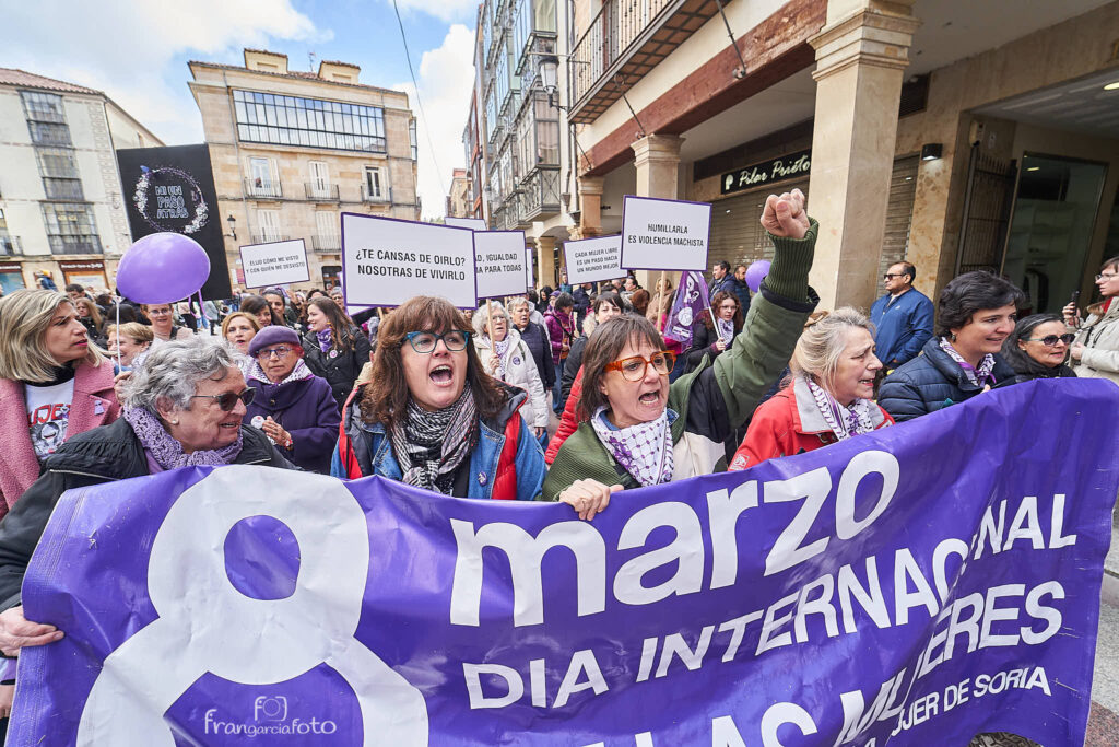mujeres manifestándose el 8m en Soria