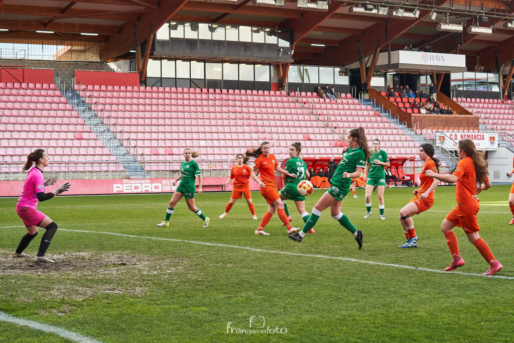 Partido de fútbol femenino en Soria