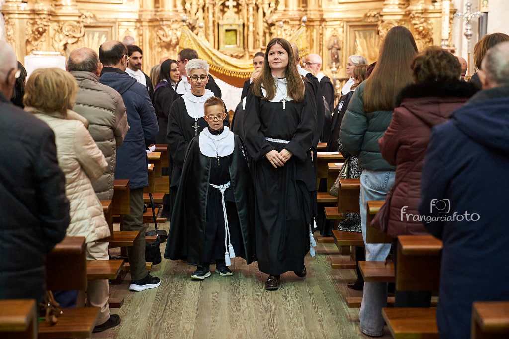 cofrades en misa del jueves santo