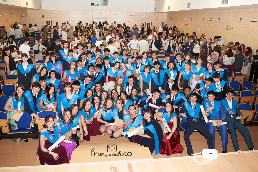 Grupo de jóvenes en el momento de su graduación
