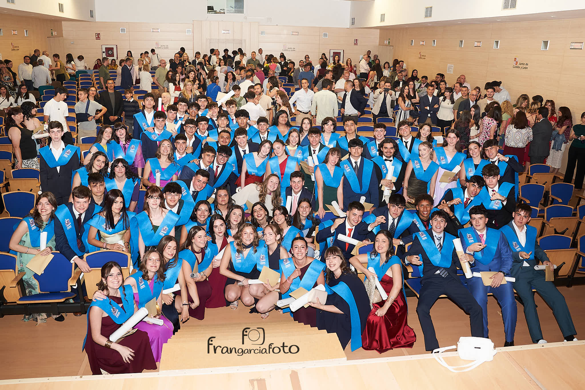 Grupo de jóvenes en el momento de su graduación