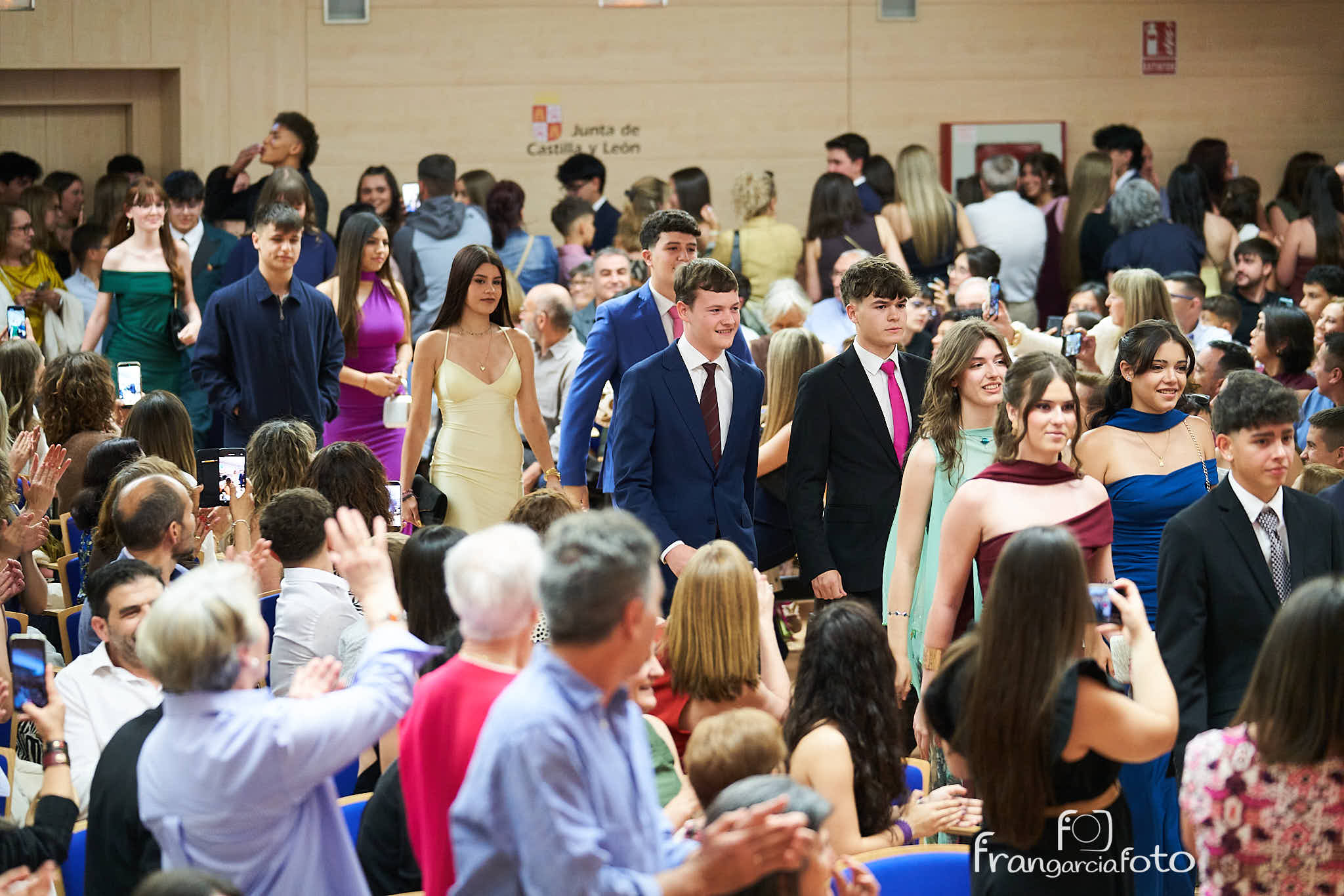 Grupo de jóvenes en el momento de su graduación