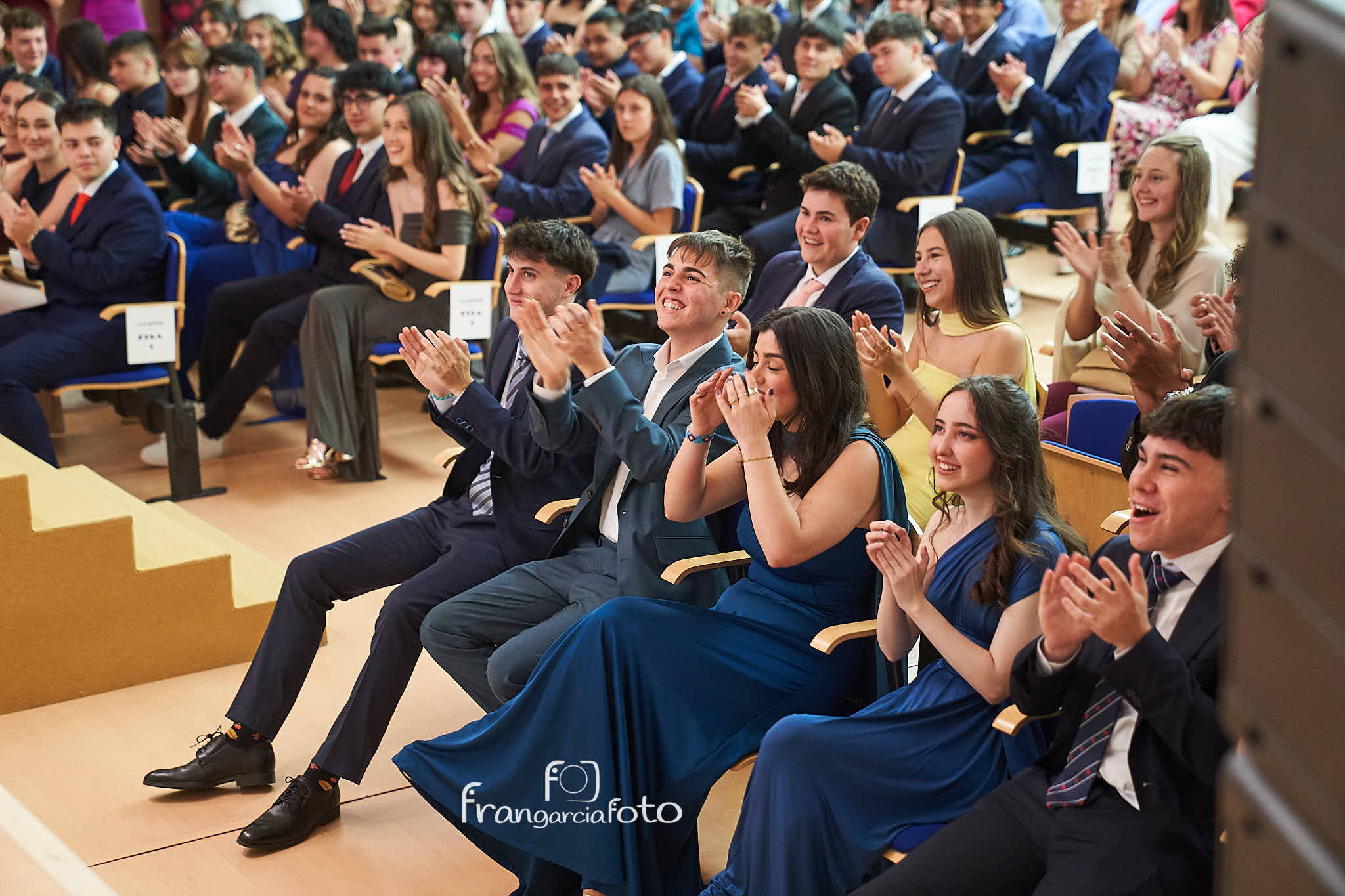 Grupo de jóvenes en el momento de su graduación