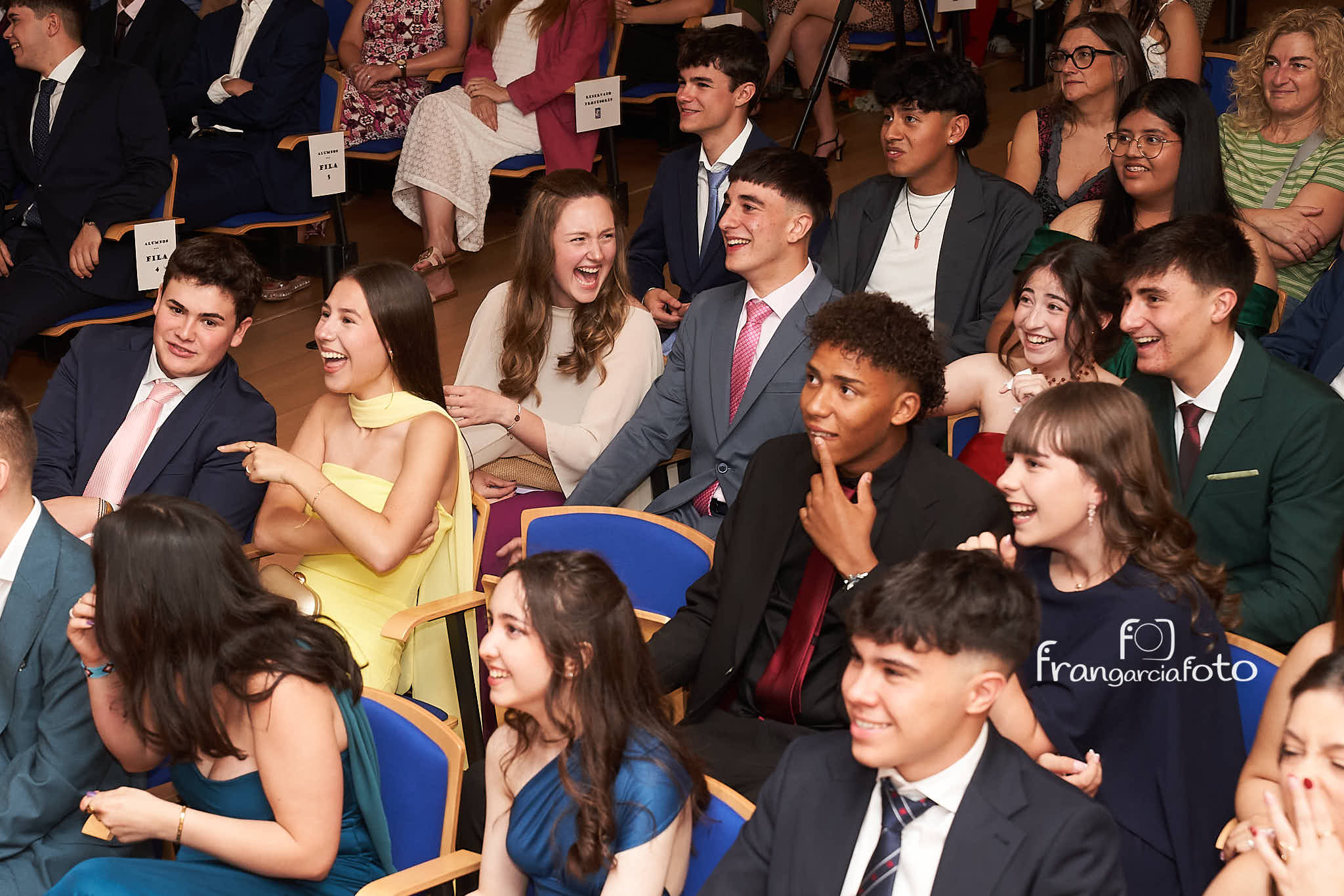 Grupo de jóvenes en el momento de su graduación