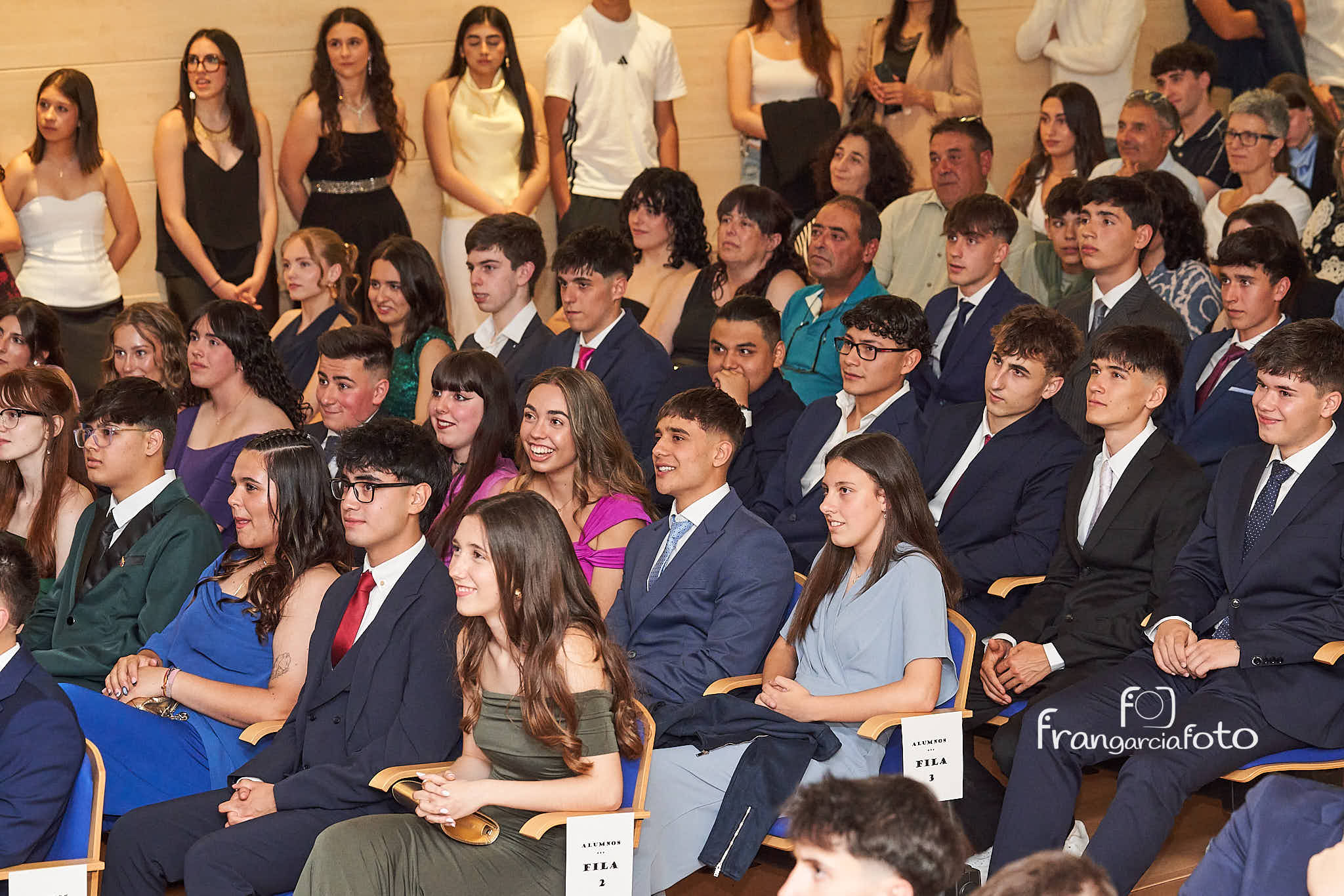 Grupo de jóvenes en el momento de su graduación