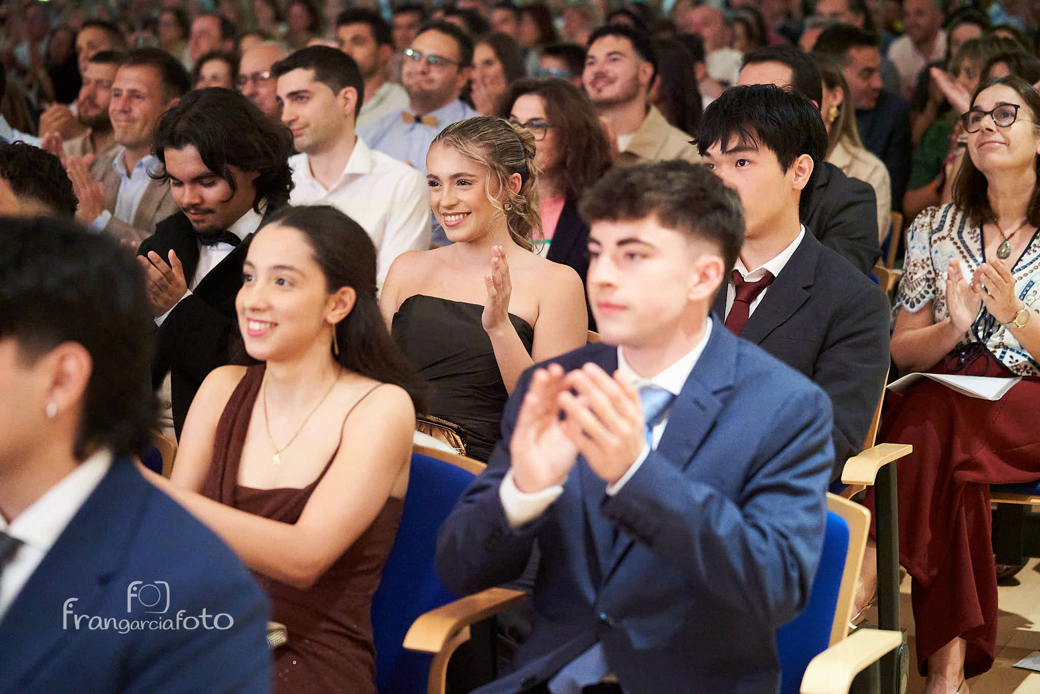Grupo de jóvenes en el momento de su graduación