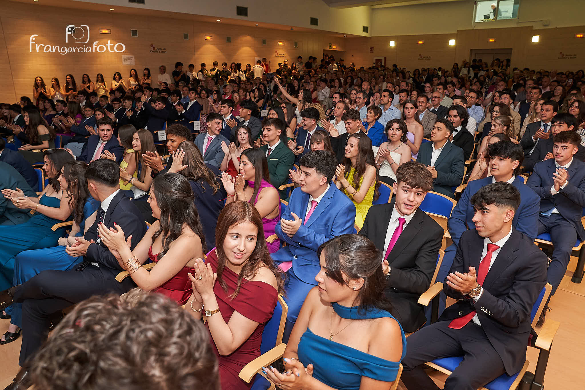 Grupo de jóvenes en el momento de su graduación