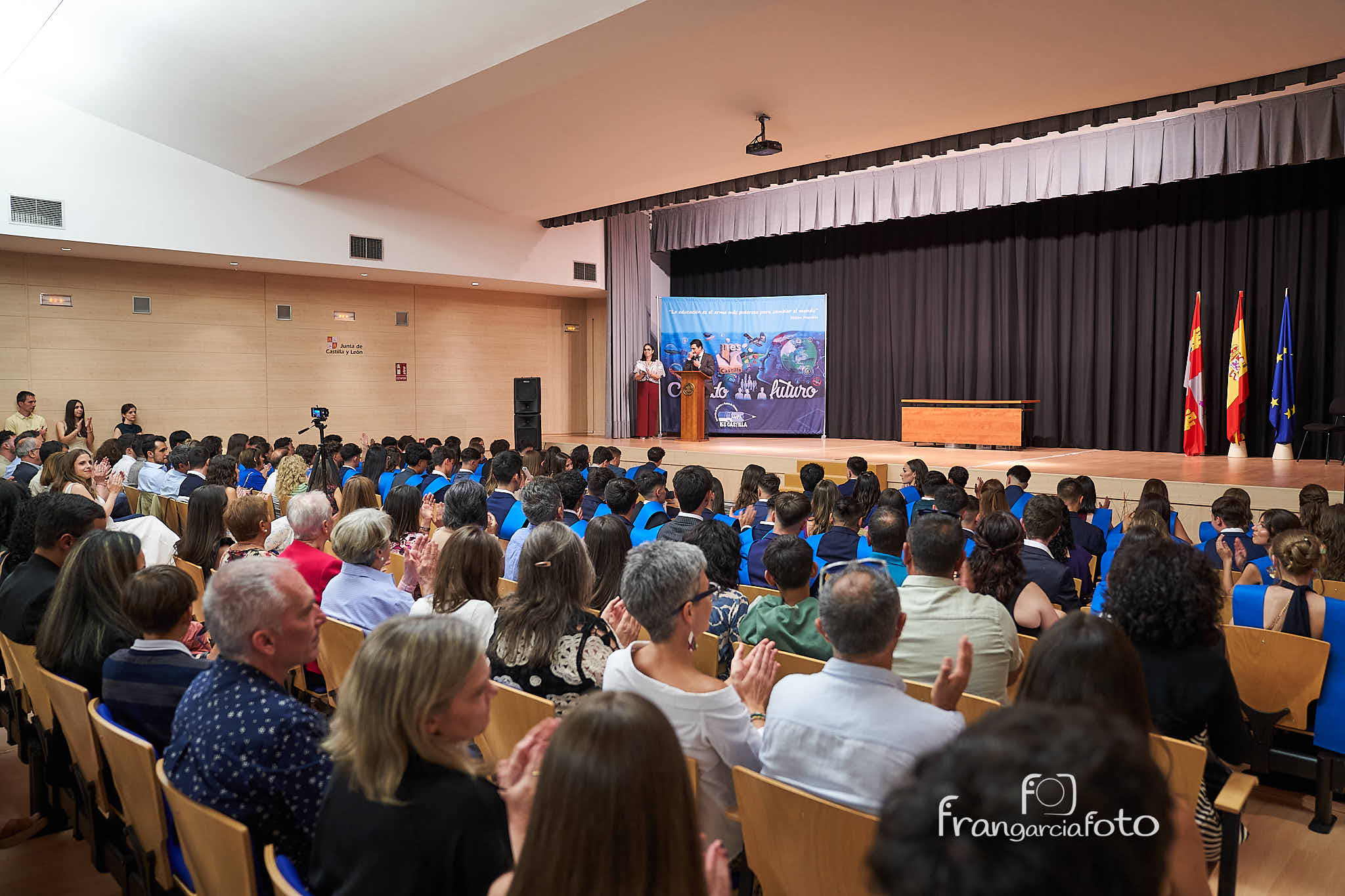 Grupo de jóvenes en el momento de su graduación