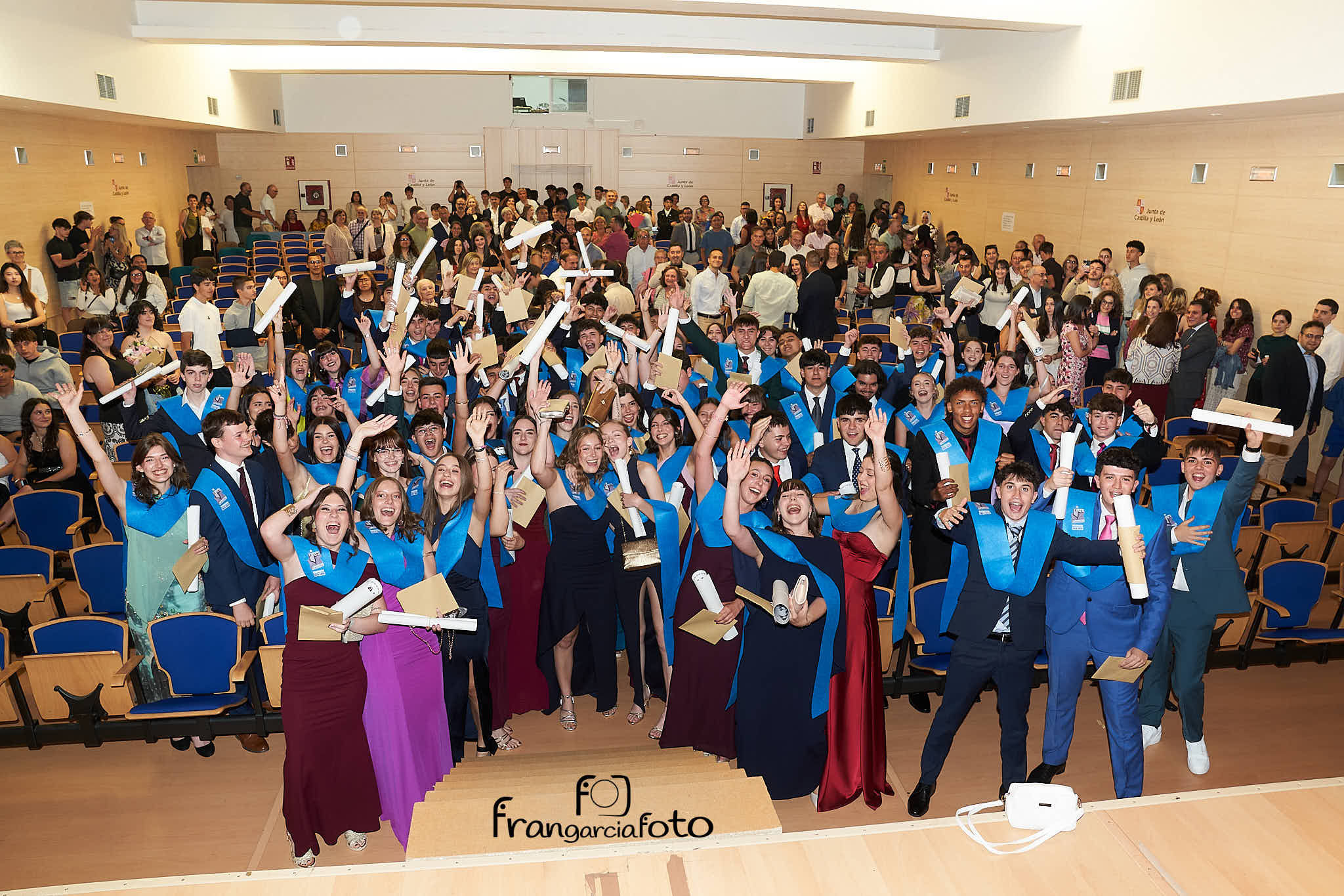 Grupo de jóvenes en el momento de su graduación