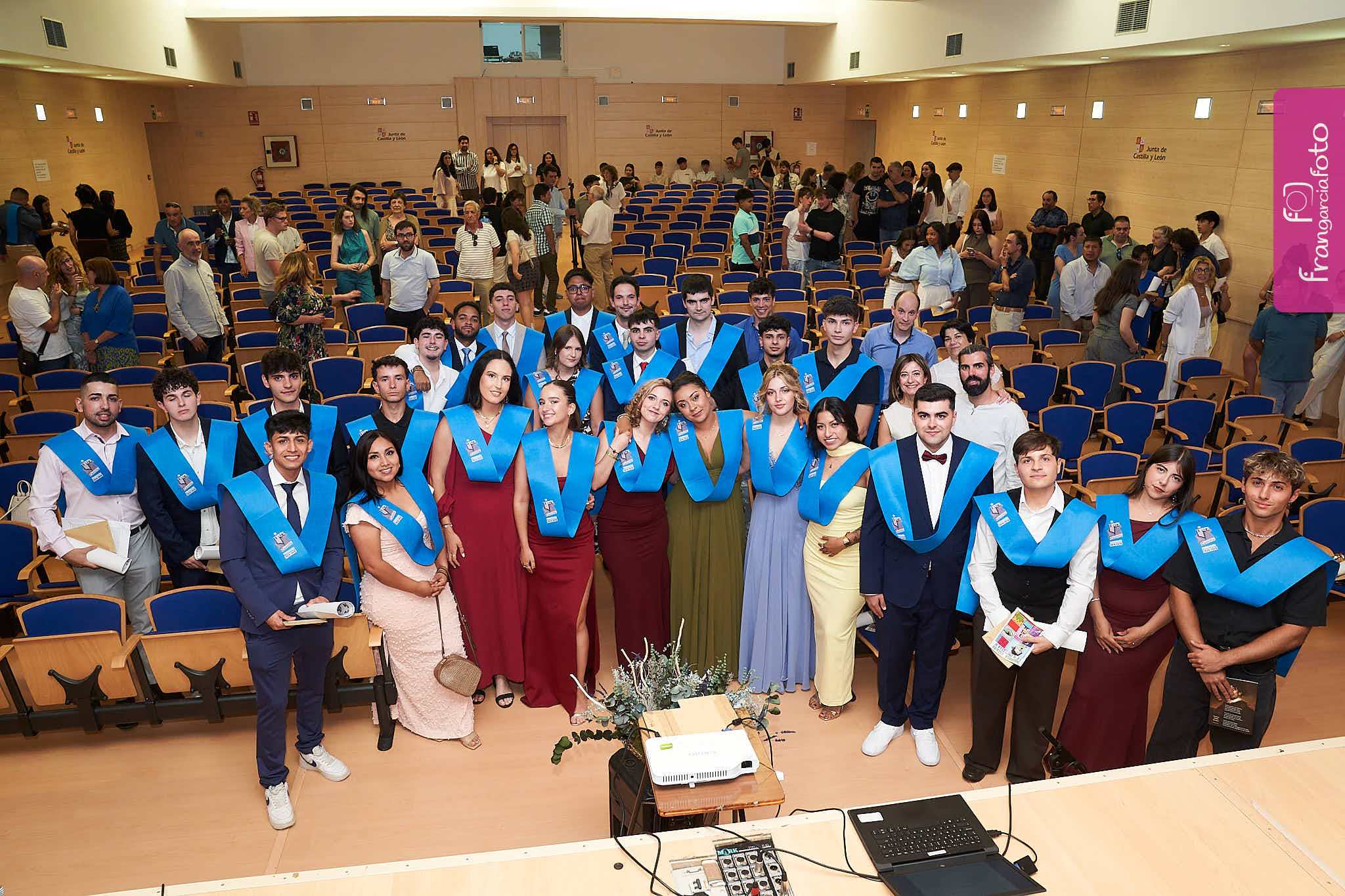 Grupo de jóvenes en el momento de su graduación