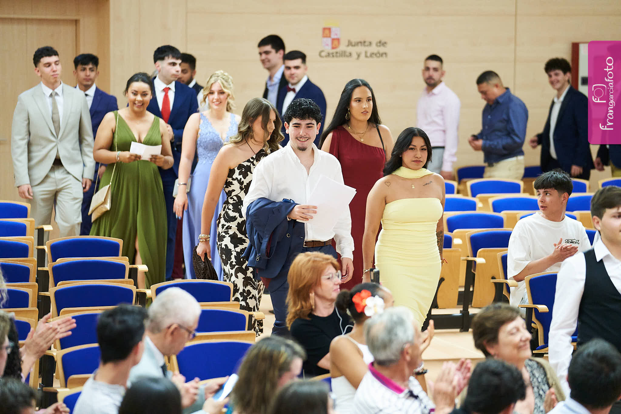 Grupo de jóvenes en el momento de su graduación