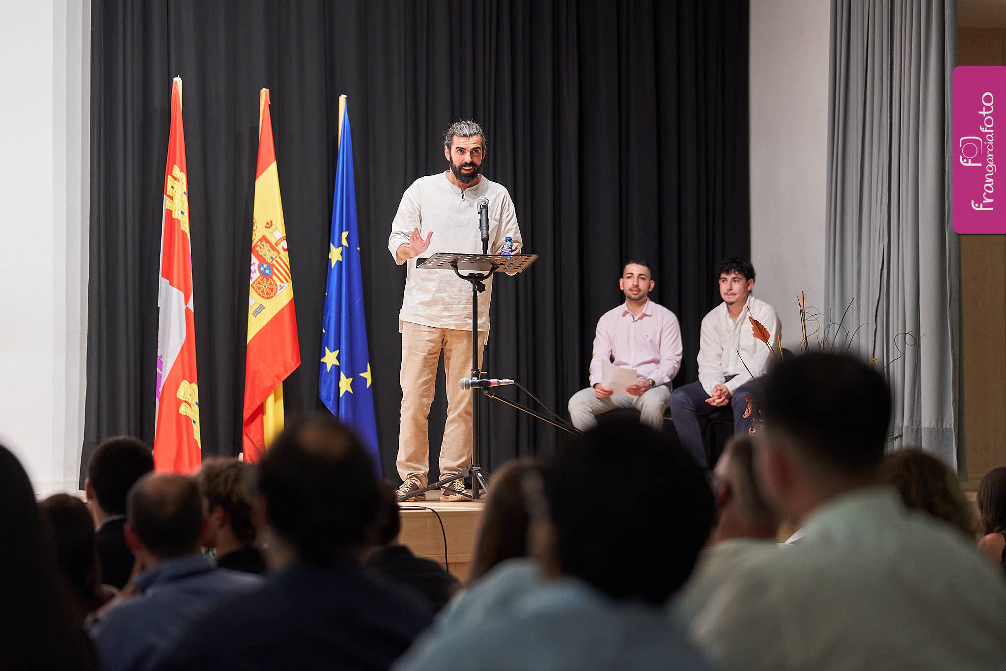 Grupo de jóvenes en el momento de su graduación