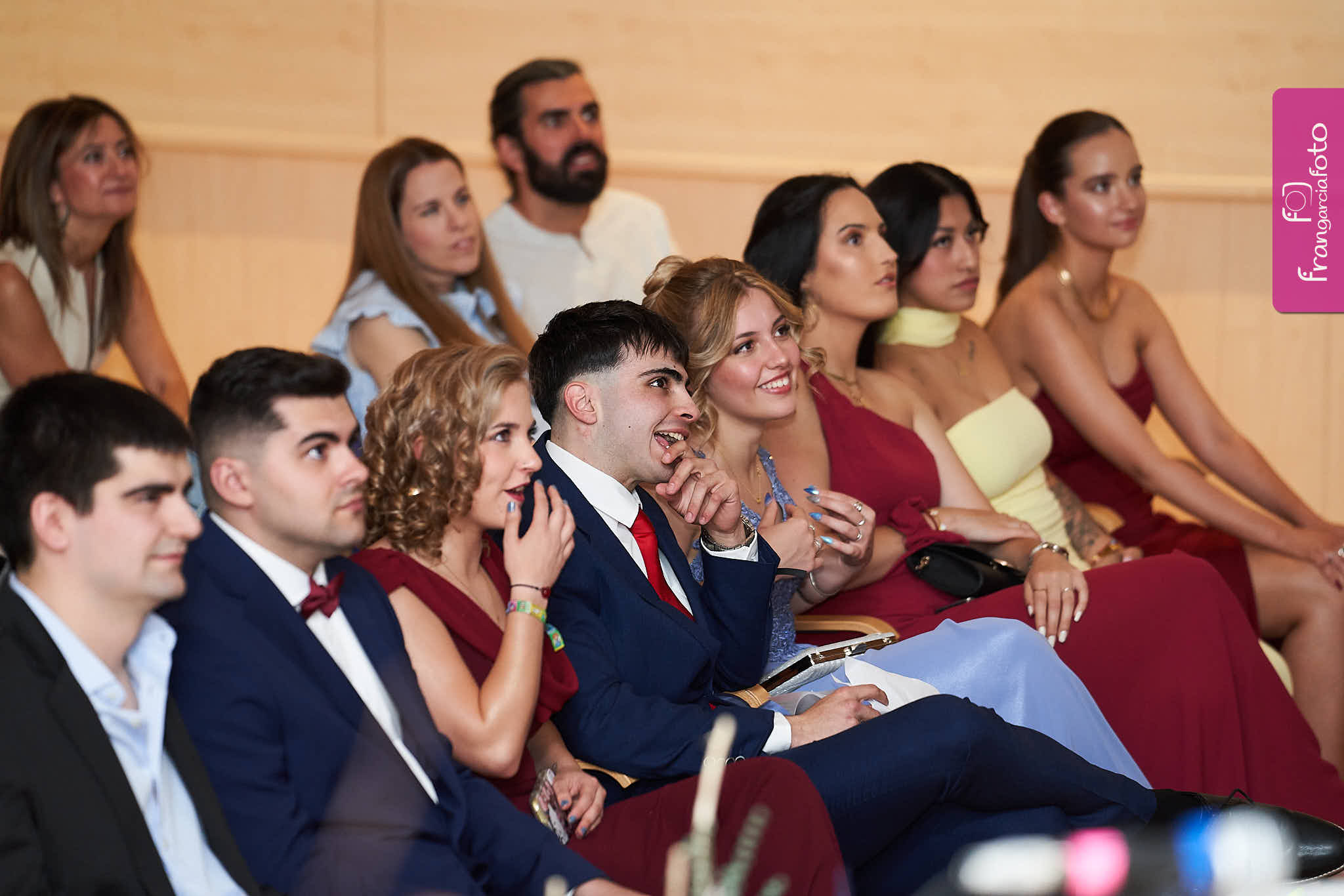 Grupo de jóvenes en el momento de su graduación