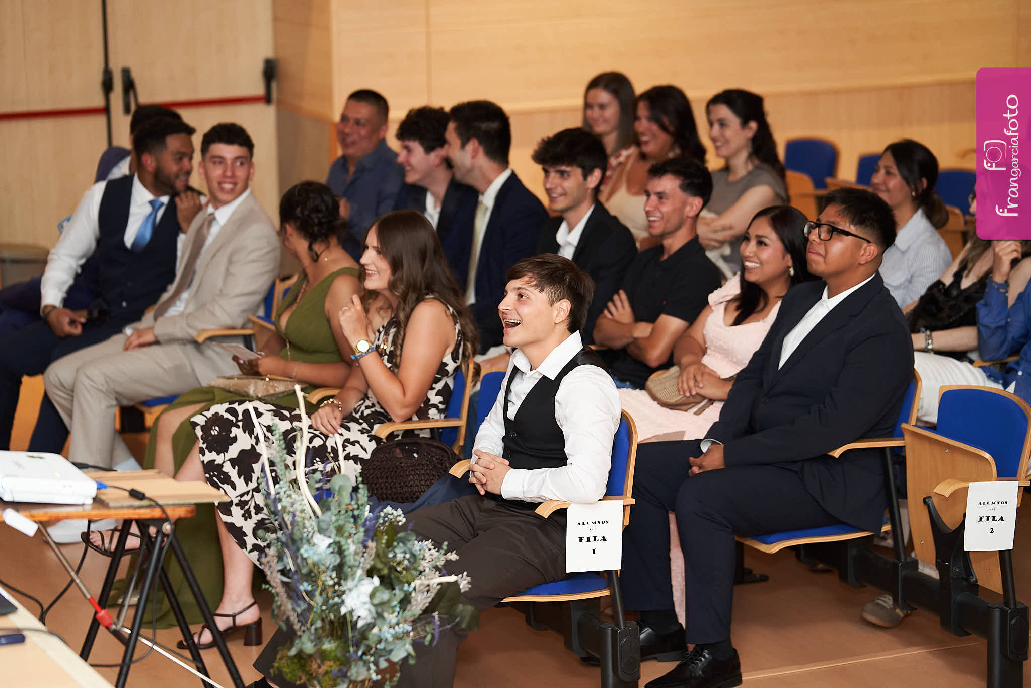 Grupo de jóvenes en el momento de su graduación