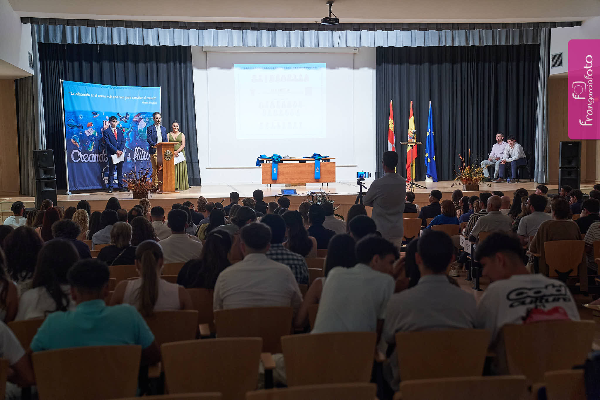 Grupo de jóvenes en el momento de su graduación