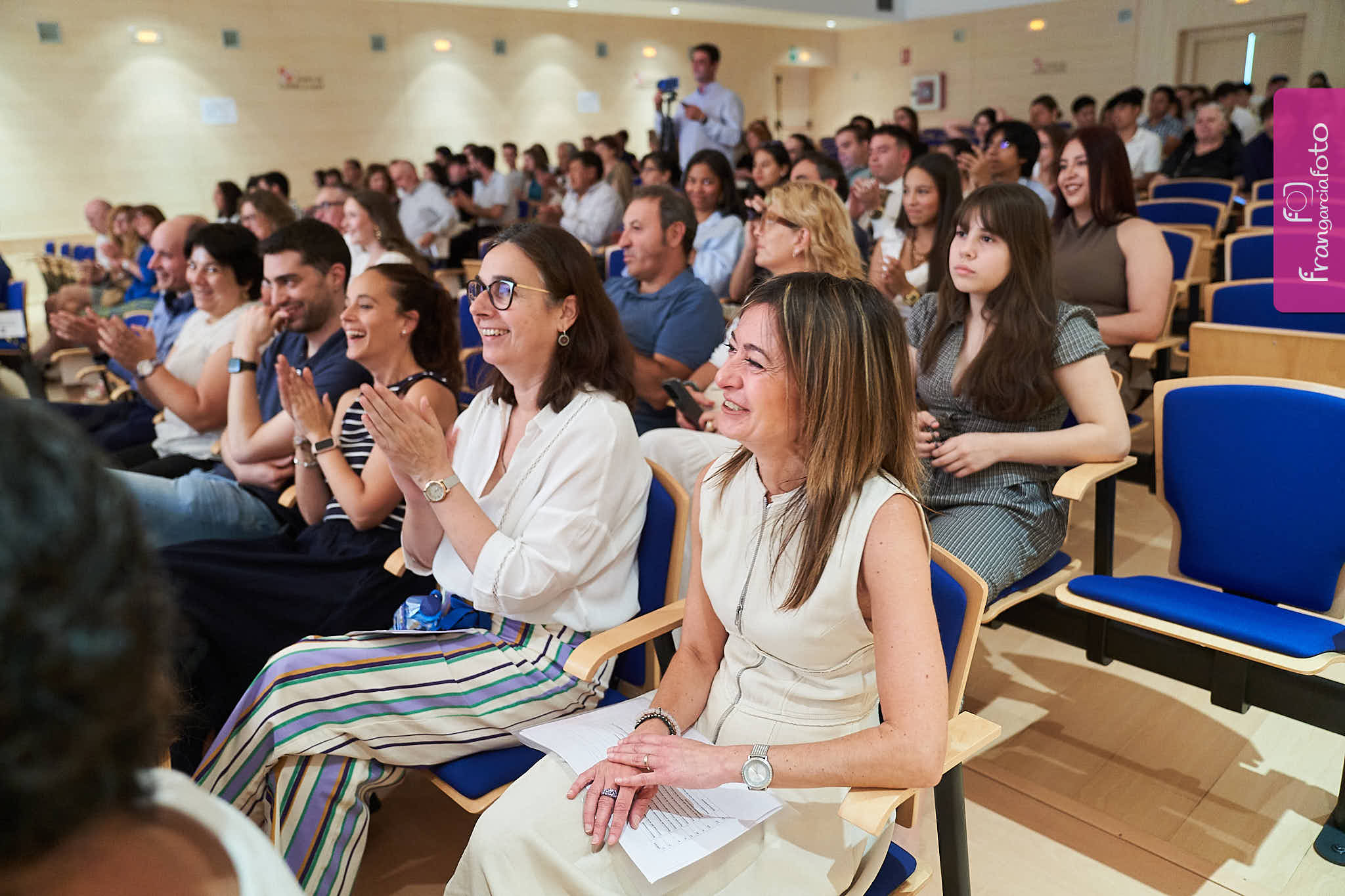 Grupo de jóvenes en el momento de su graduación