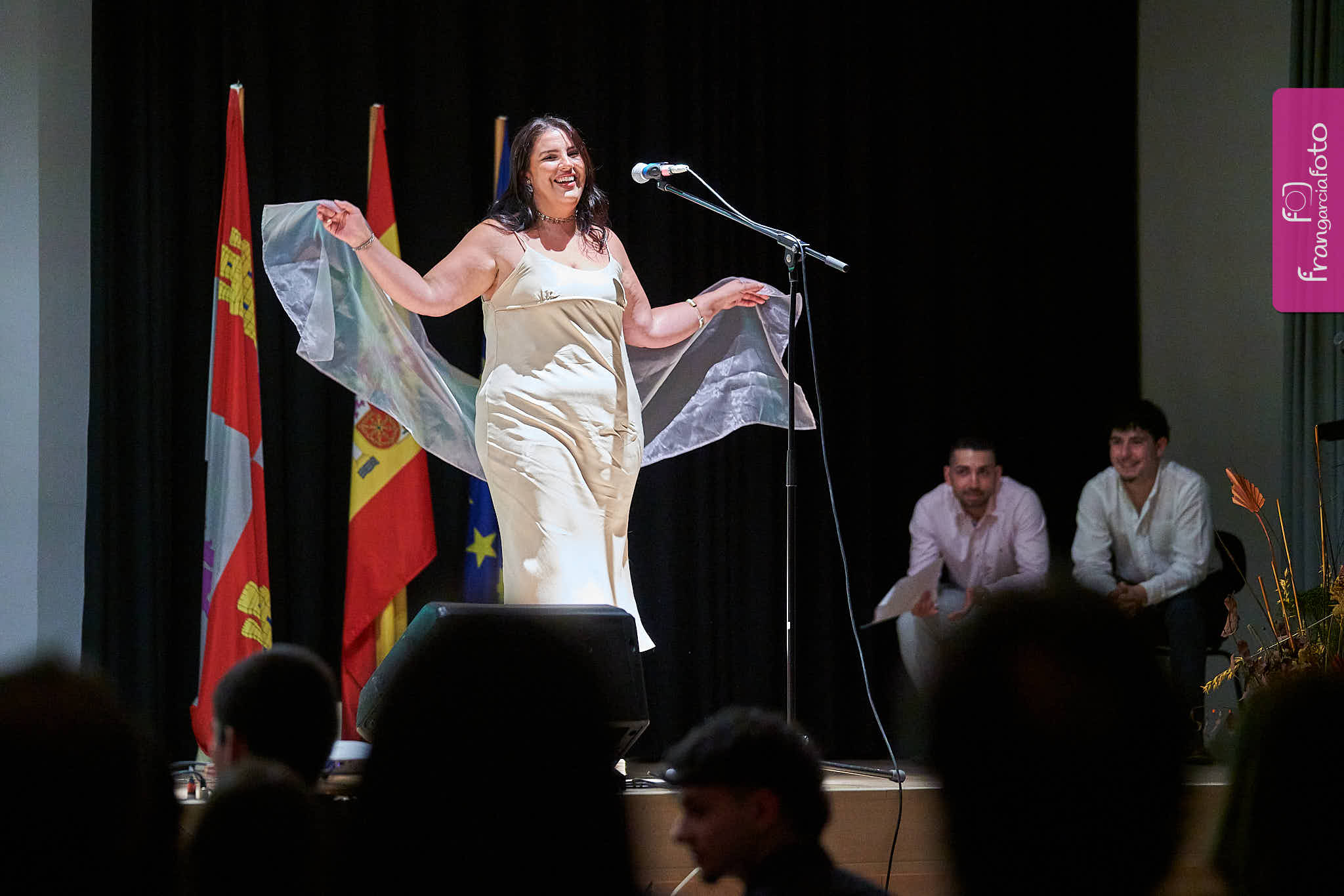 Grupo de jóvenes en el momento de su graduación