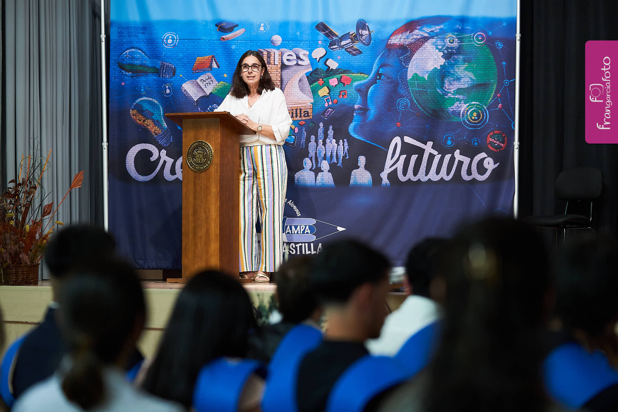 Grupo de jóvenes en el momento de su graduación