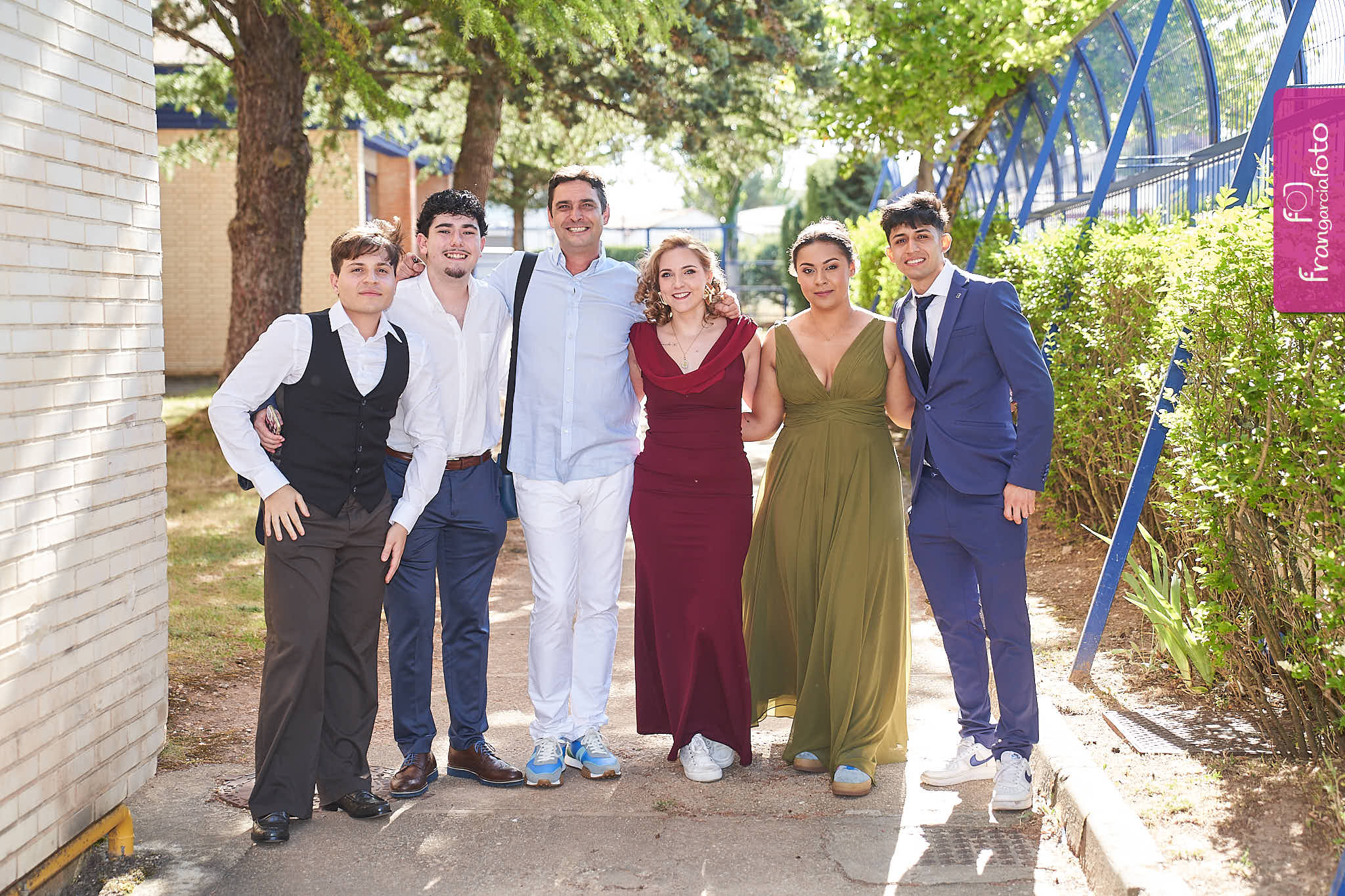 Grupo de jóvenes en el momento de su graduación