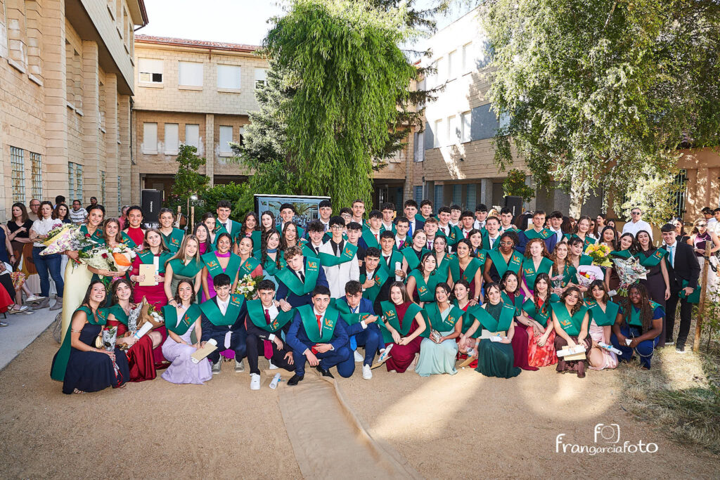 Grupo de jóvenes en el momento de su graduación