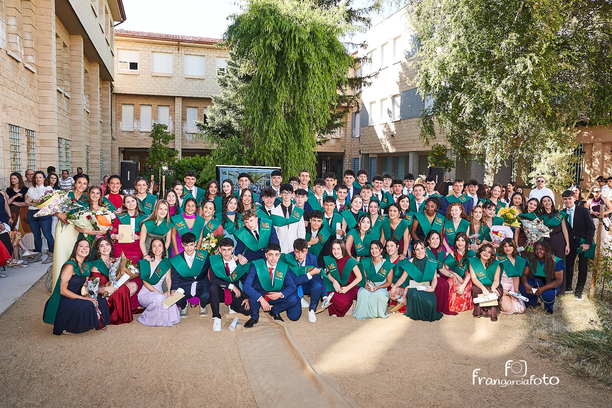 Grupo de jóvenes en el momento de su graduación