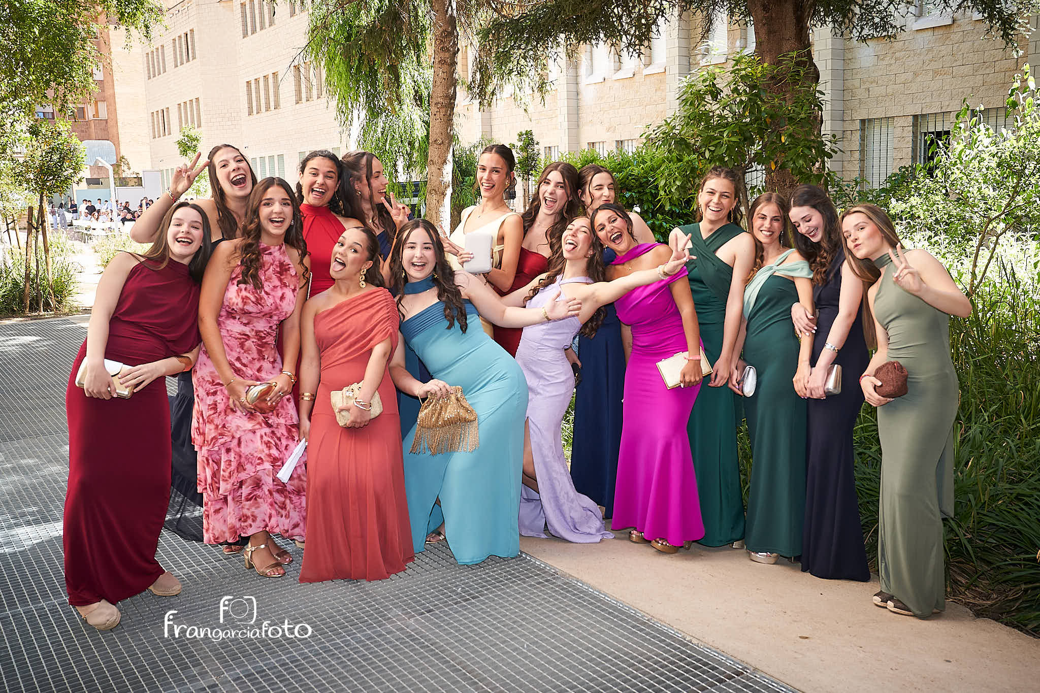 Grupo de jóvenes en el momento de su graduación