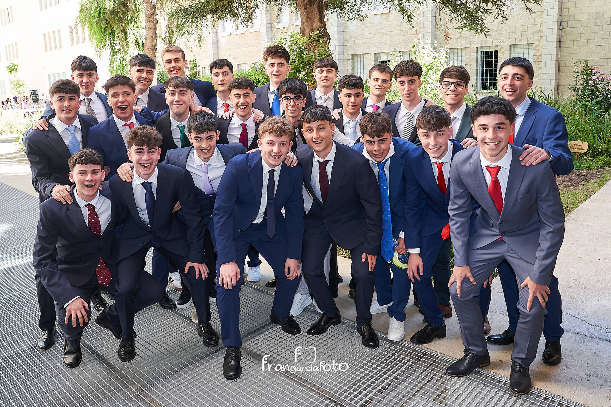 Grupo de jóvenes en el momento de su graduación
