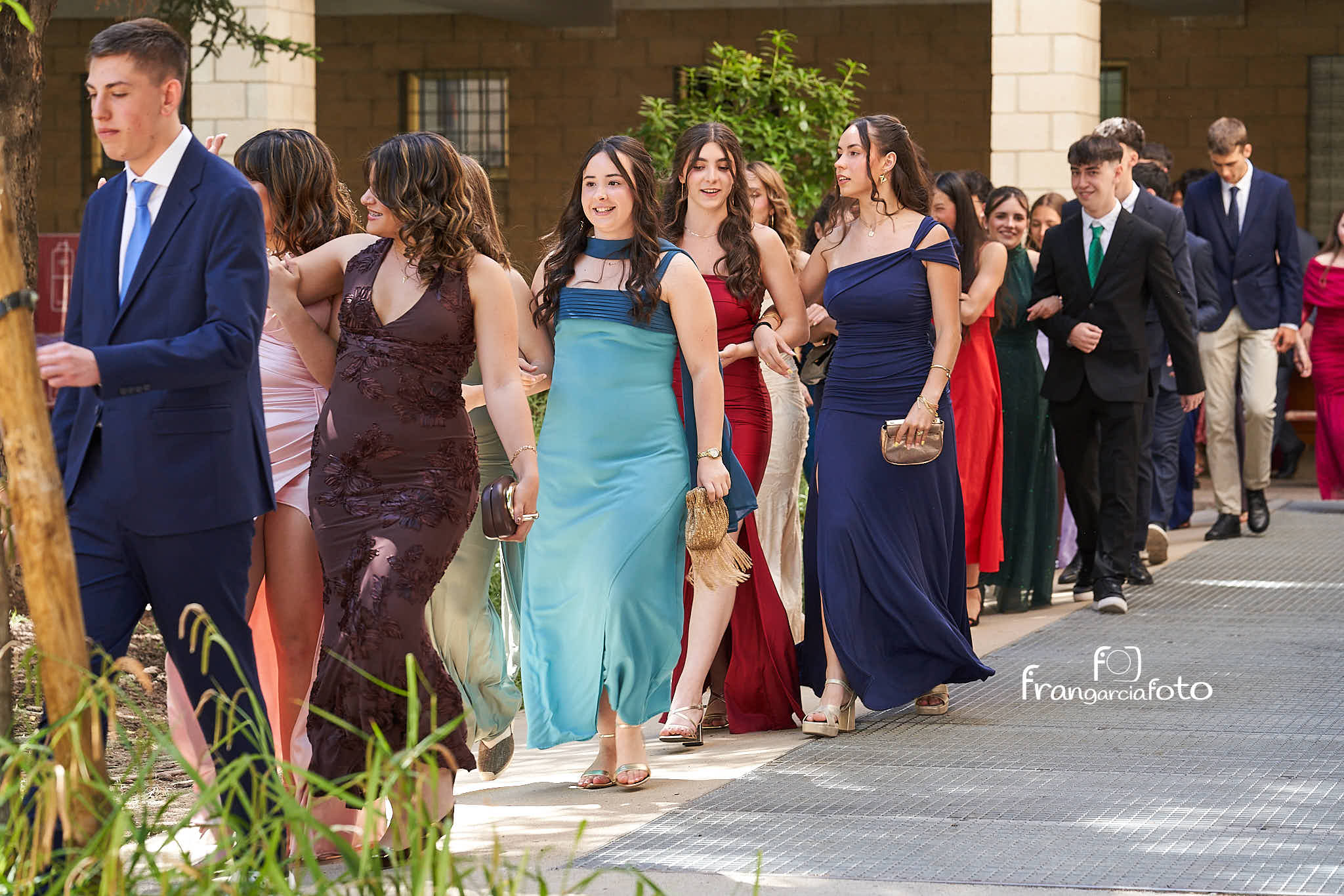 Grupo de jóvenes en el momento de su graduación