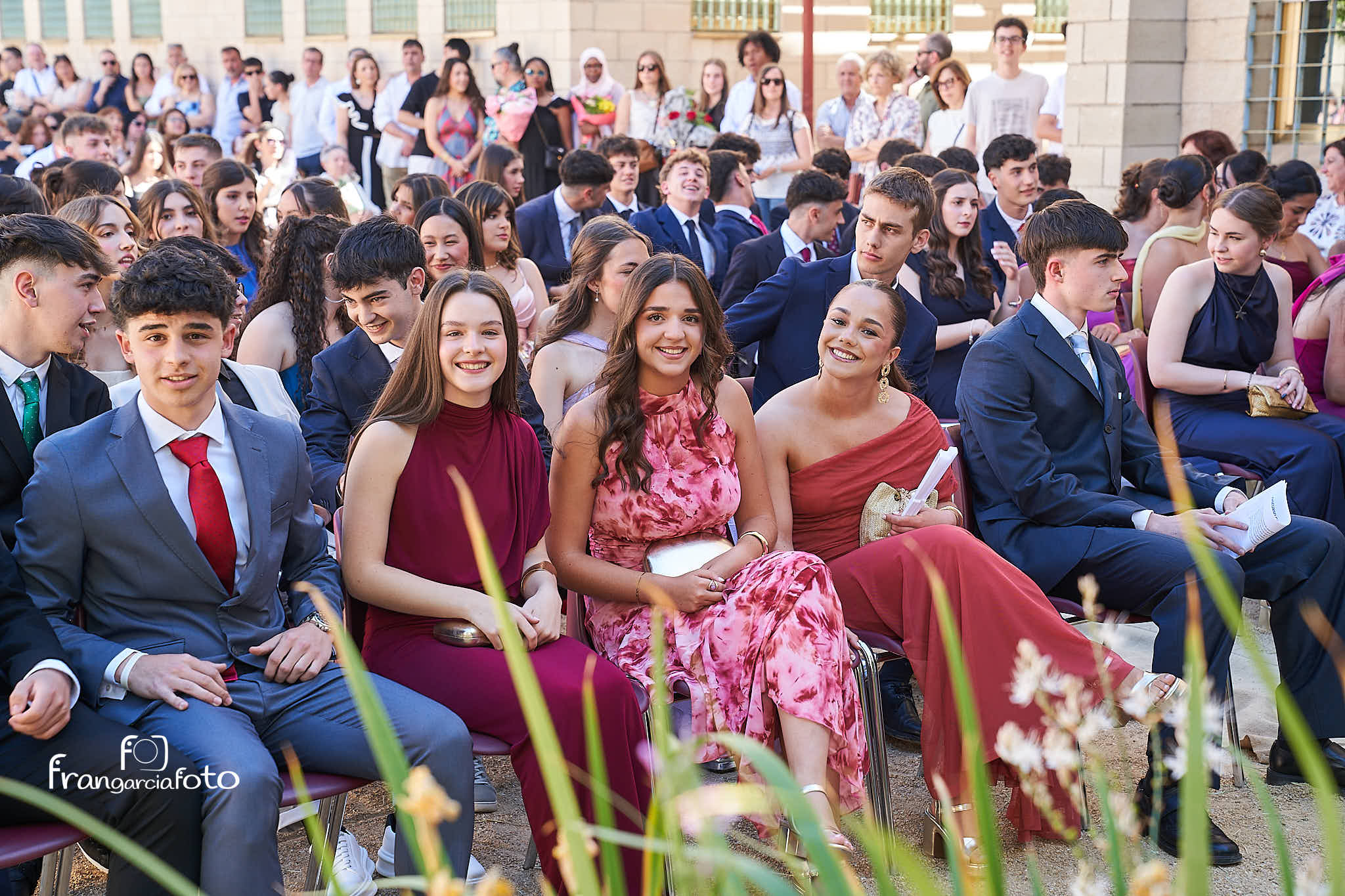 Grupo de jóvenes en el momento de su graduación