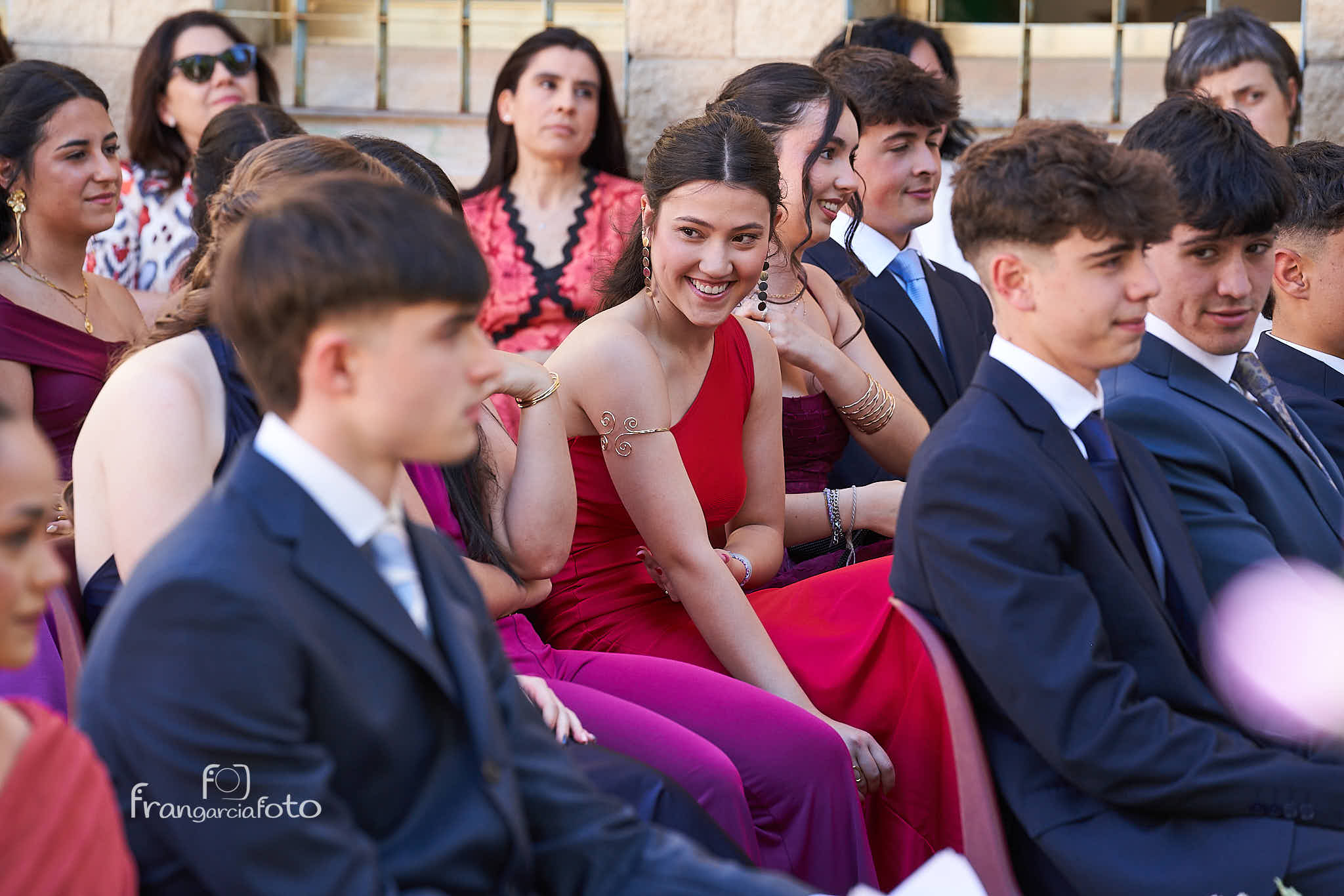 Grupo de jóvenes en el momento de su graduación