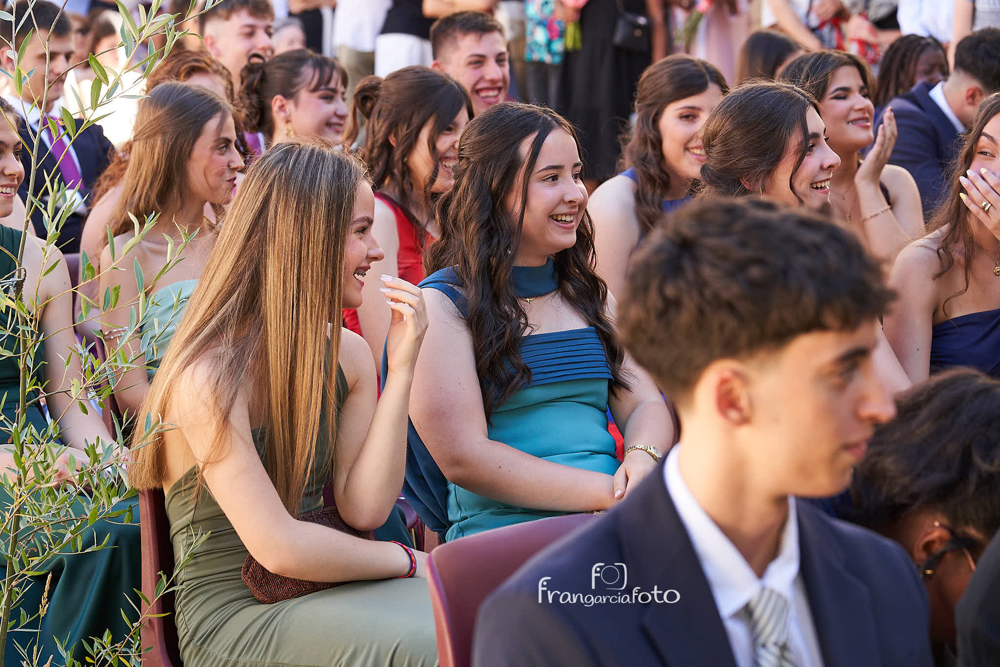 Grupo de jóvenes en el momento de su graduación