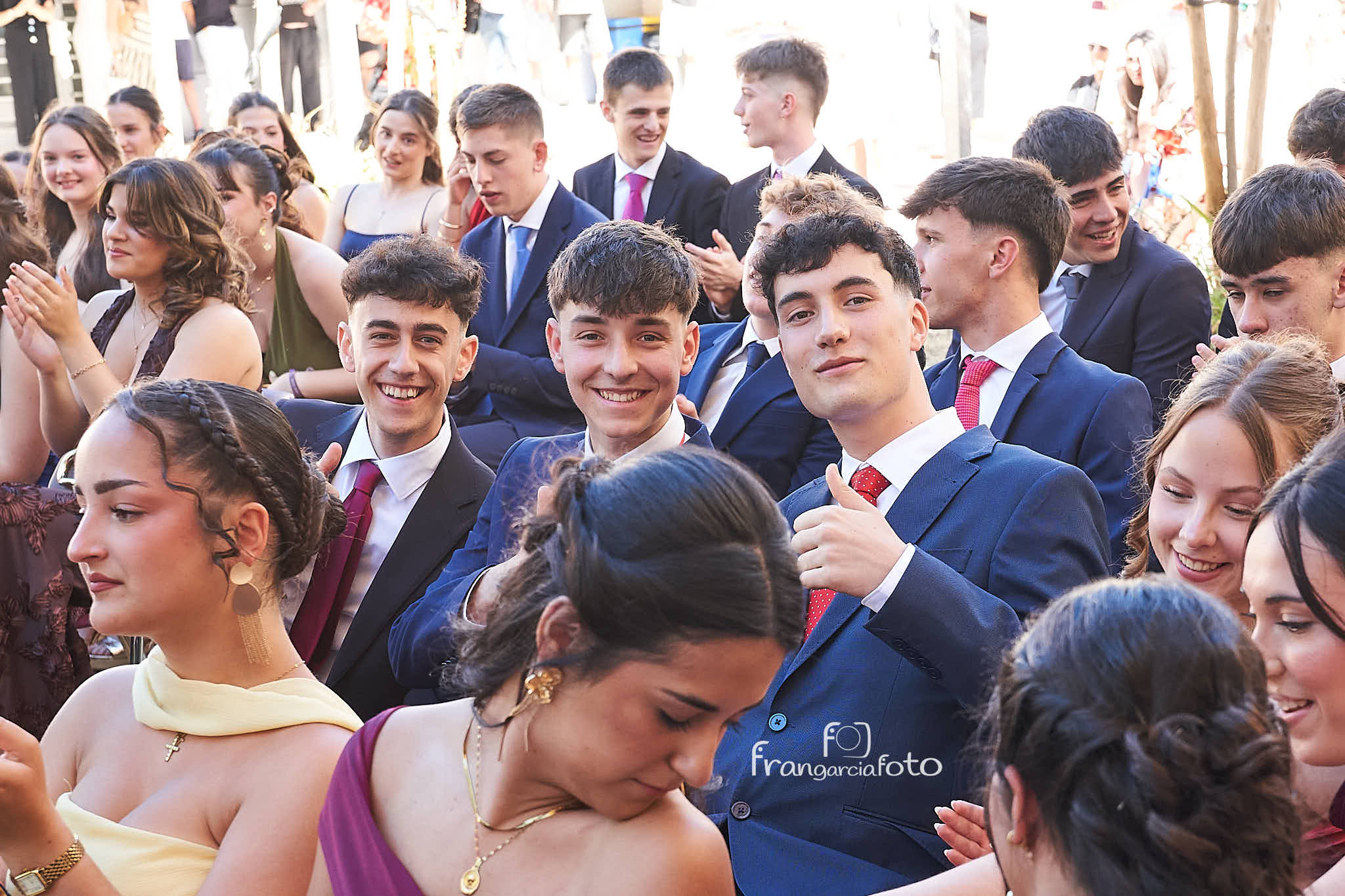 Grupo de jóvenes en el momento de su graduación