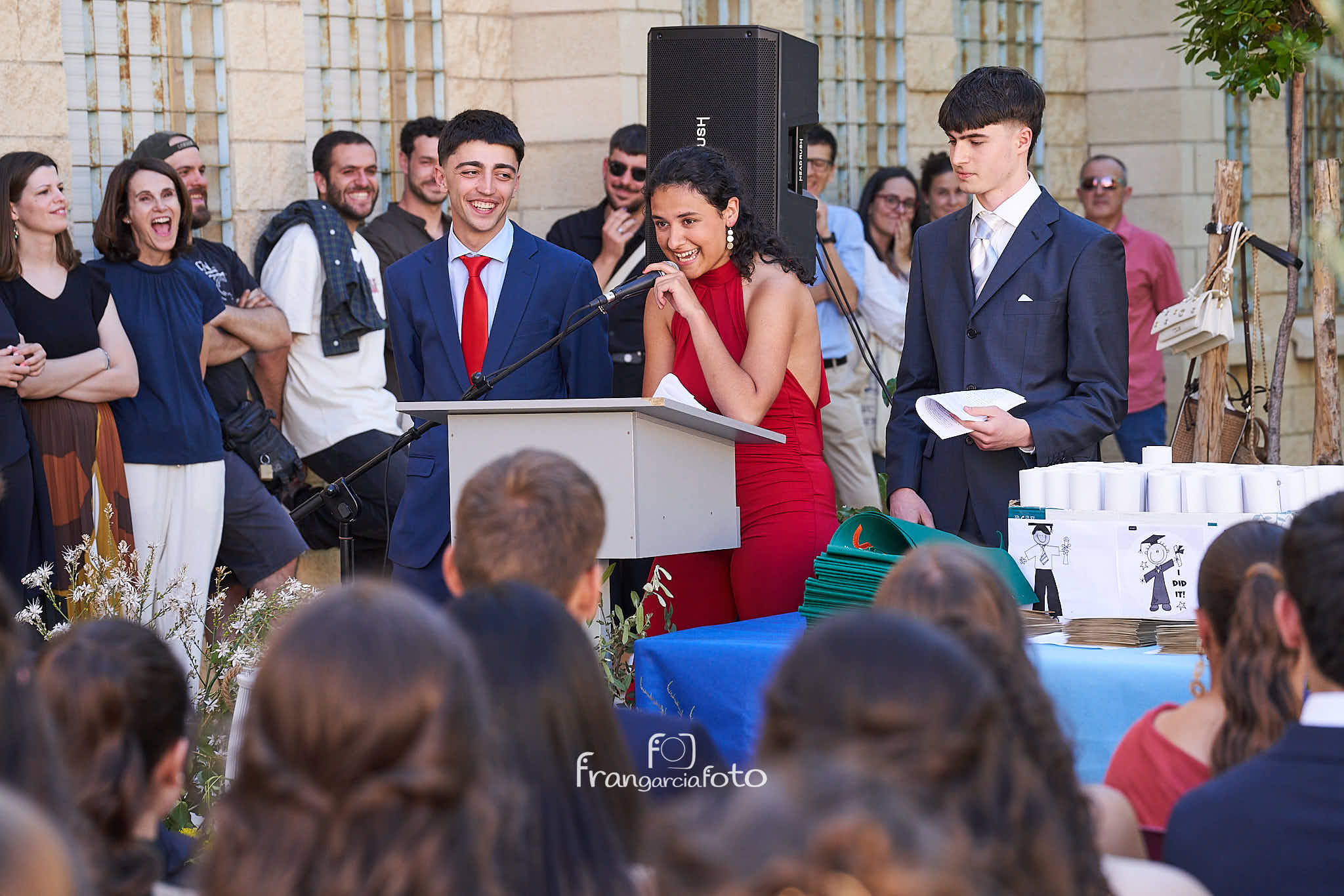 Grupo de jóvenes en el momento de su graduación