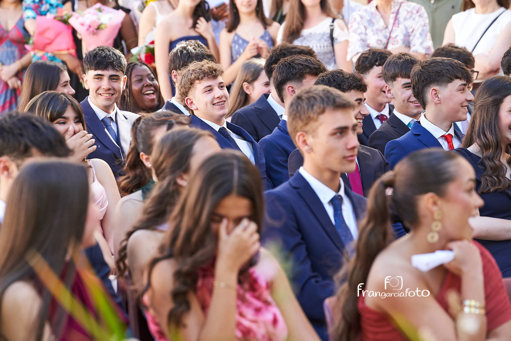 Grupo de jóvenes en el momento de su graduación
