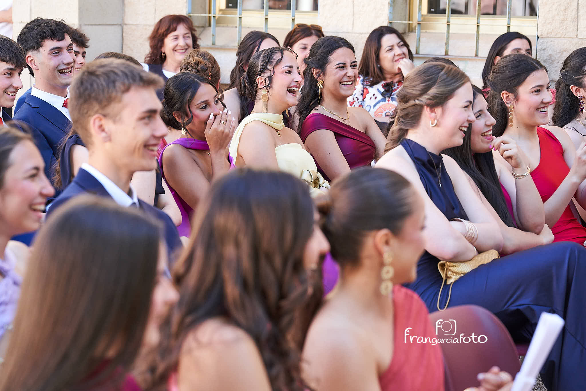 Grupo de jóvenes en el momento de su graduación