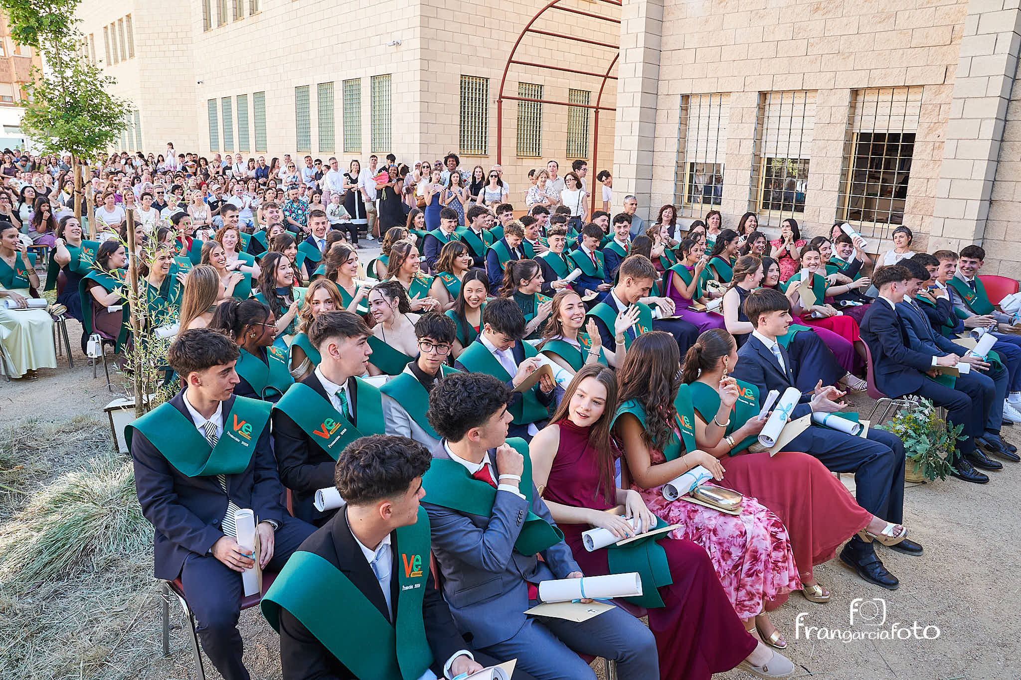 Grupo de jóvenes en el momento de su graduación