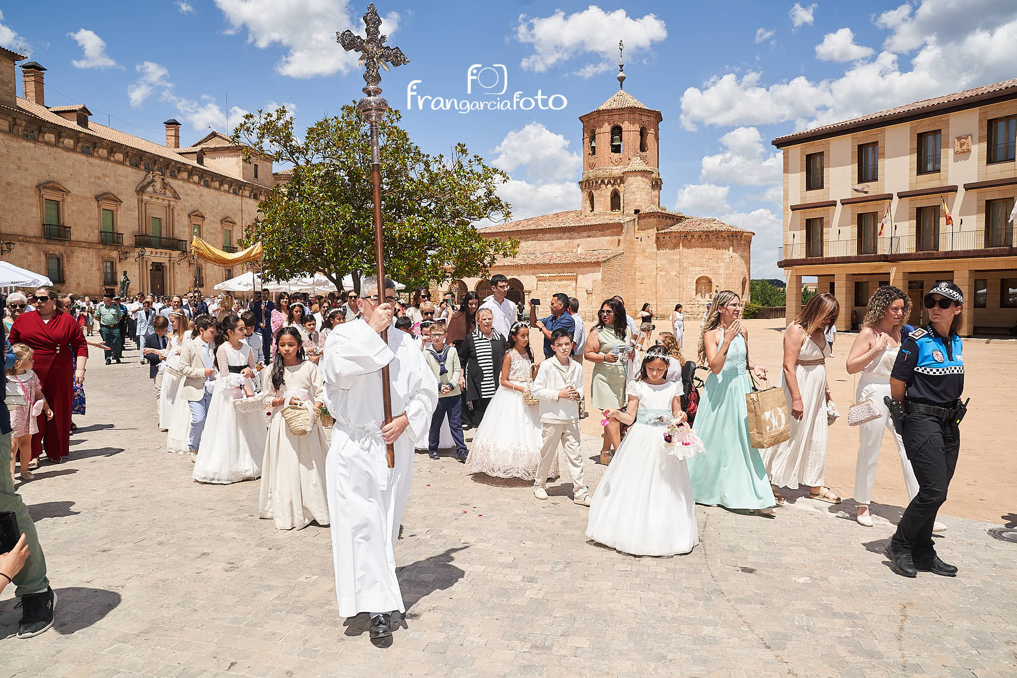grupo de niños y niñas de comunión pasando por la plaza mayor de Almazán en el día del Corpus