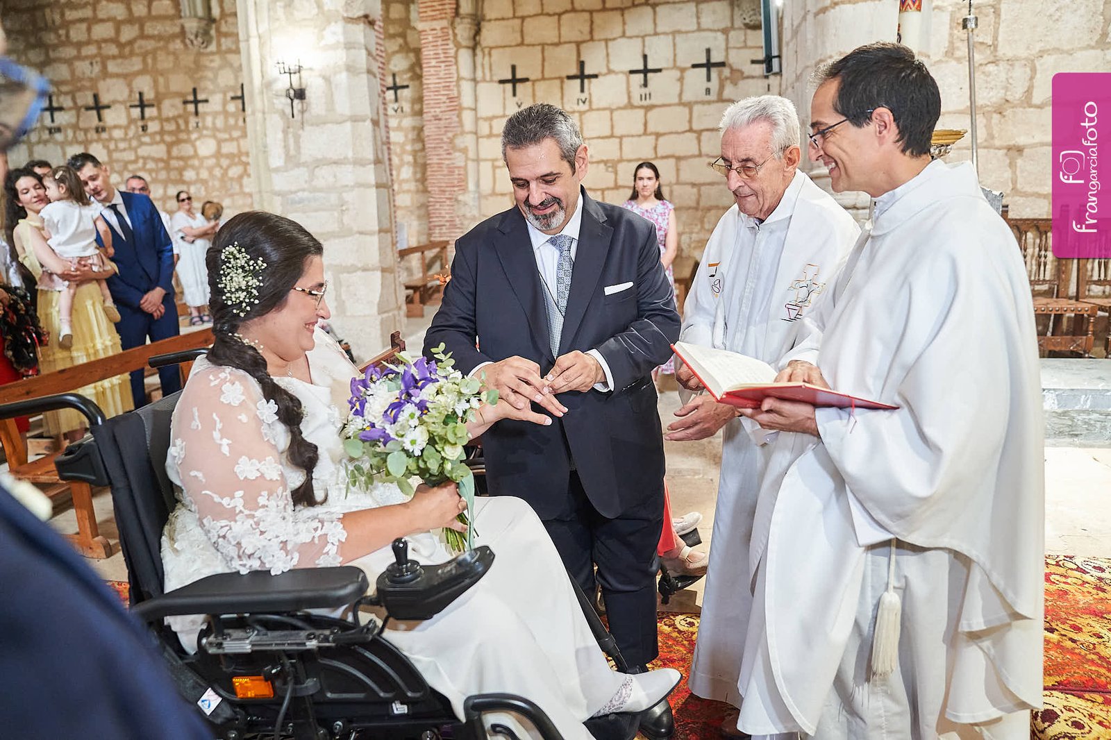 Pareja de novios casandose en una iglesia