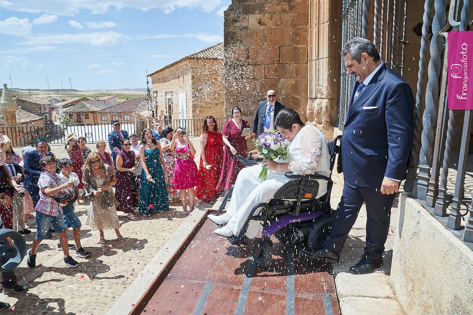Personas tirando arroz a una pareja de novios recien casada en una iglesia