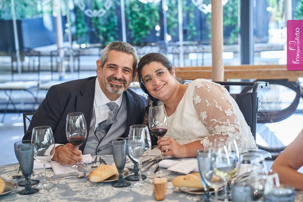 Pareja de novios posando en un jardín interior de un Hotel