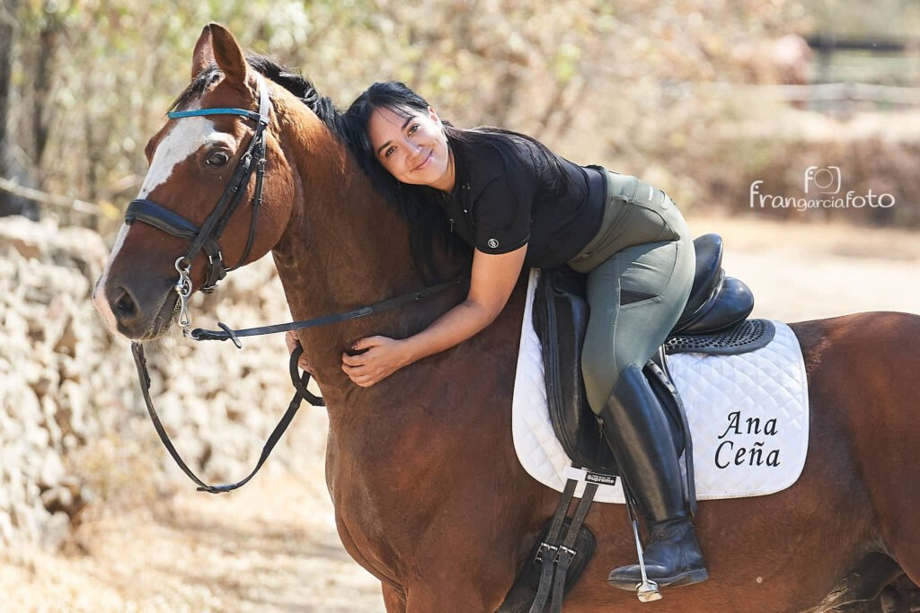 Chica y caballo marrón en un parque natural