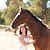Chica y caballo marrón en un parque natural