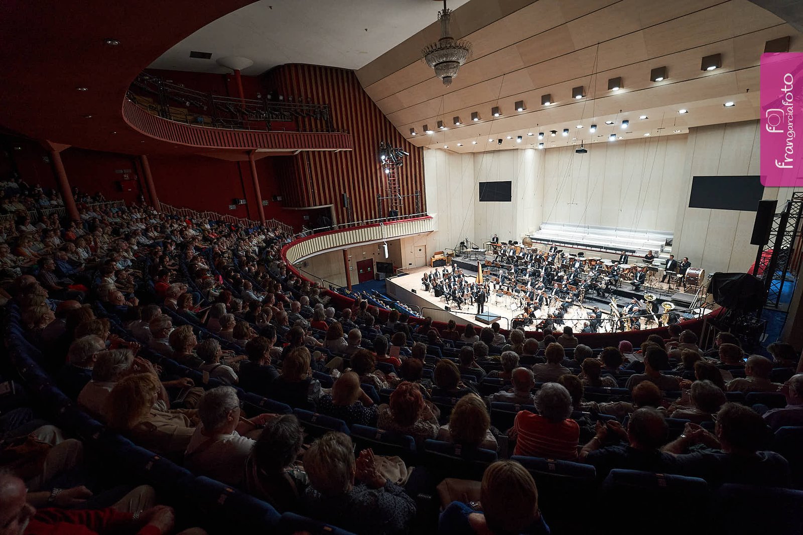 Orquesta actuando delante del público en un auditorio