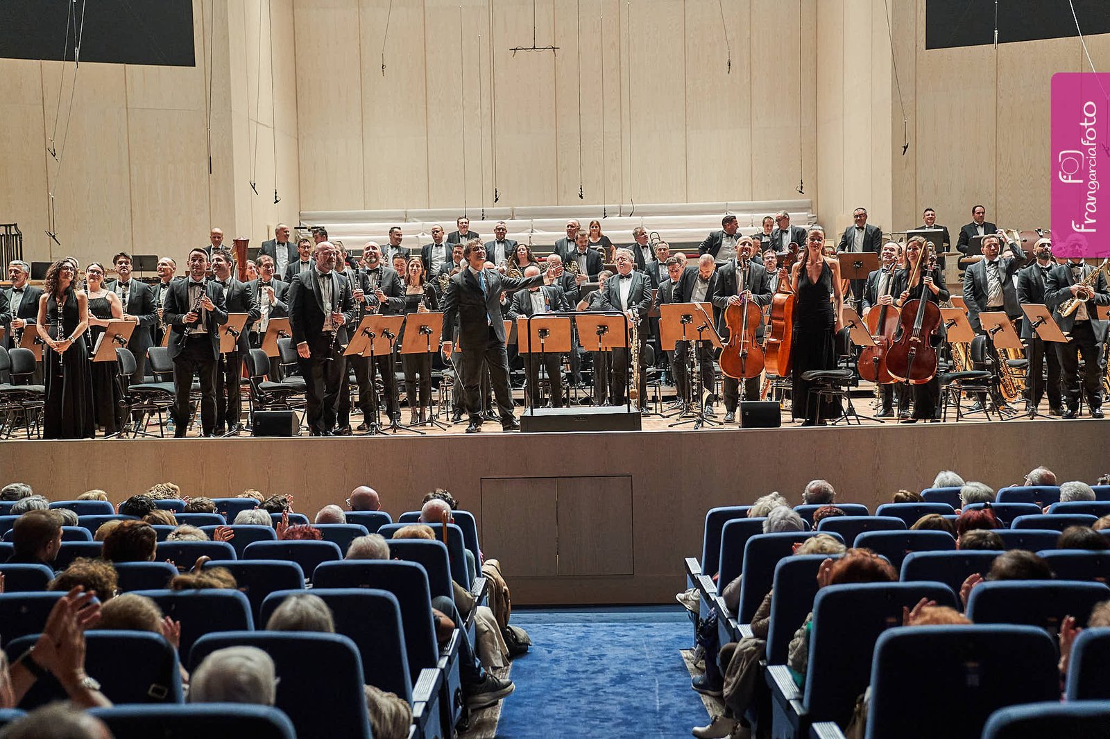 Orquesta actuando delante del público en un auditorio