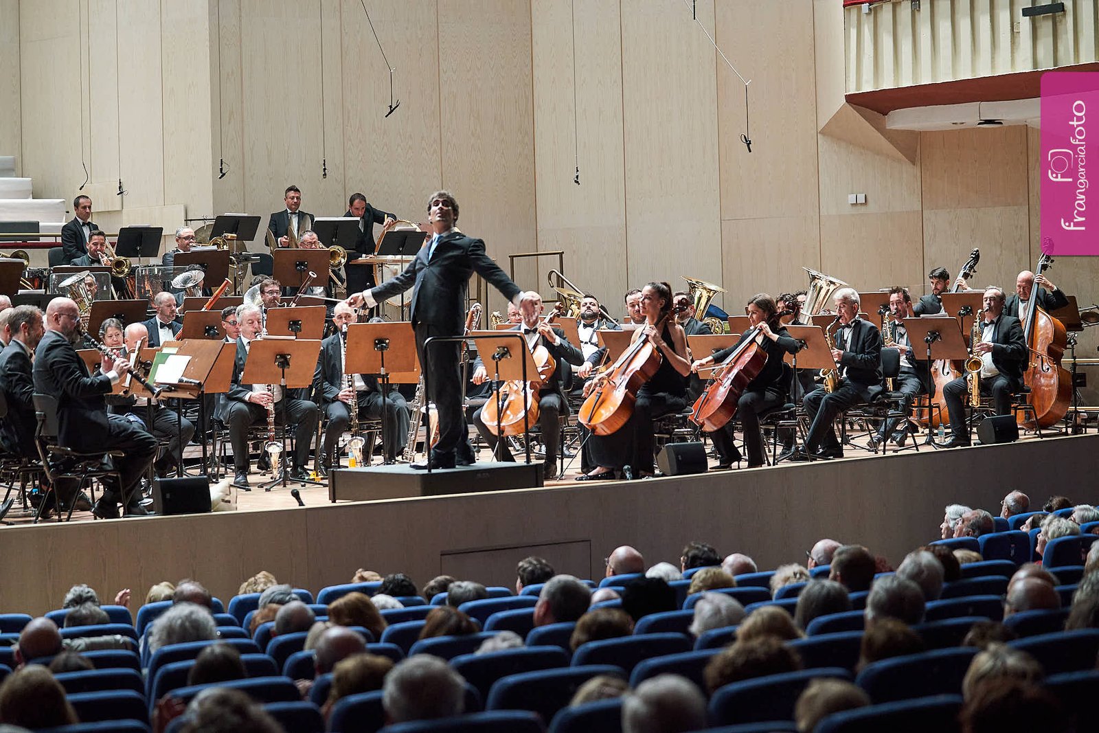 Orquesta actuando delante del público en un auditorio
